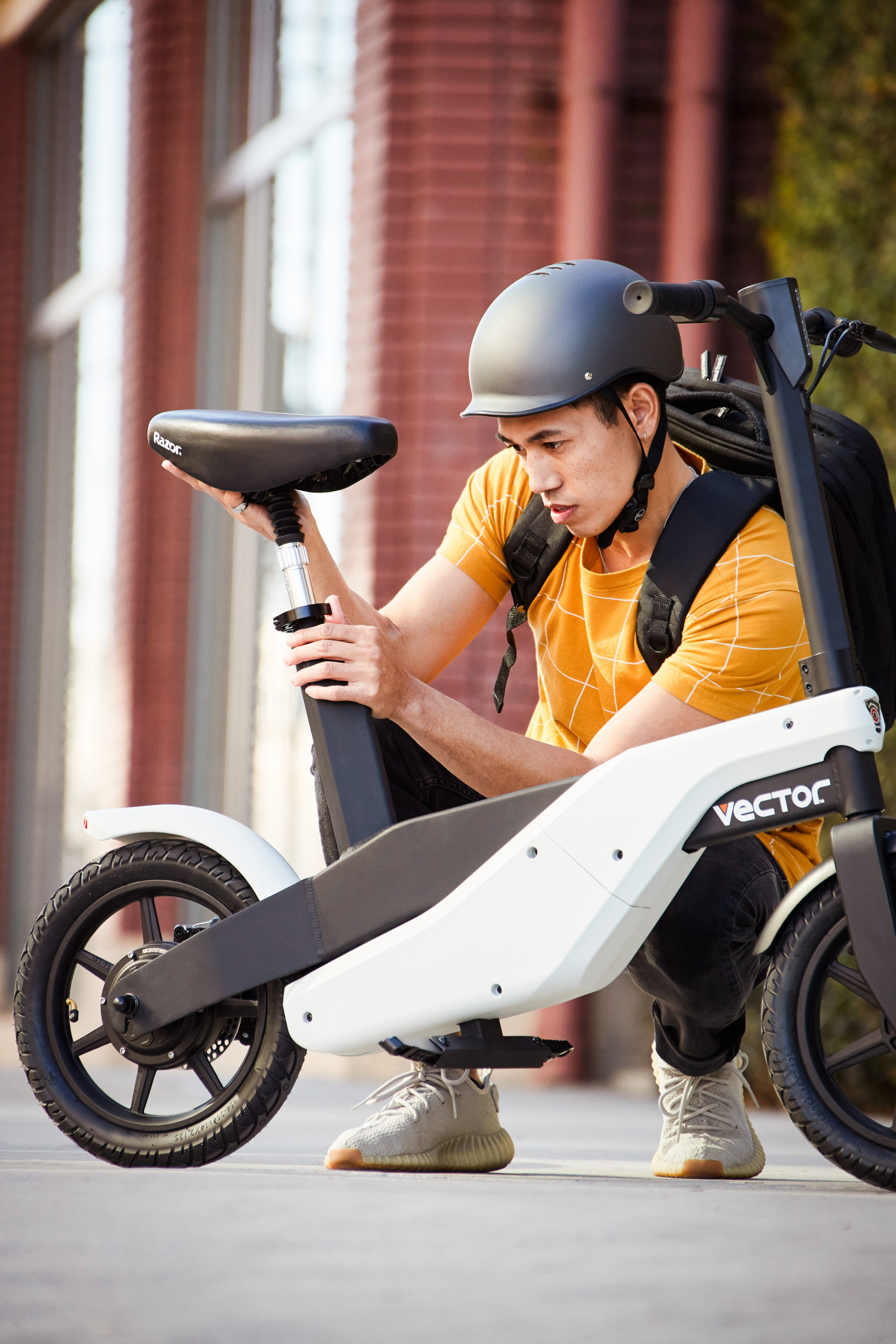 Razor Mini bicicleta eléctrica Vector con un diseño futurista, hasta 18  MPH, alcance de hasta 13.5 millas, neumáticos de calle llenos de aire de 14